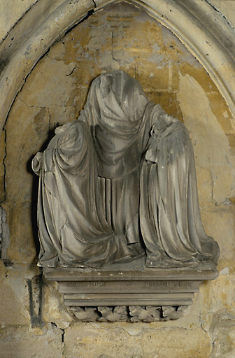 Vue d'ensemble du groupe sculpté en calcaire, datant du 1er quart du 15e siècle.