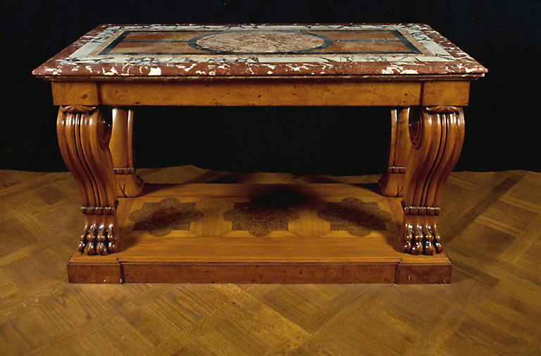 Vue d'ensemble de la table en orme et if datant du 17e siècle avec un plateau en marbre datant du 19e siècle.