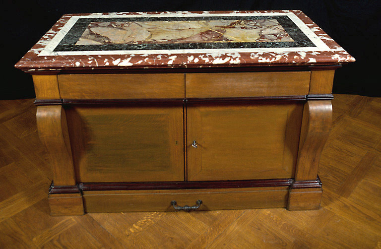 Vue d'ensemble de la table en chêne, datant du 19e siècle avec un plateau de marbre datant du 17è siècle. - © Inventaire général, ADAGP