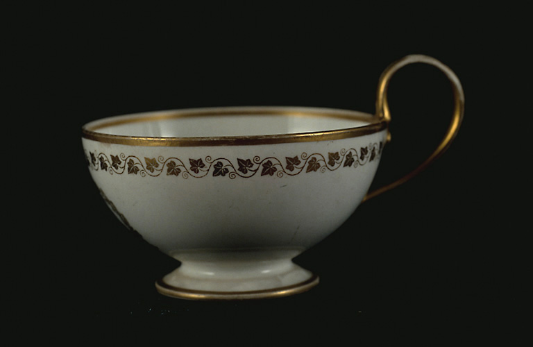 Vue d'ensemble de la tasse en porcelaine de Sèvres portant la date de 1841. - © Inventaire général, ADAGP