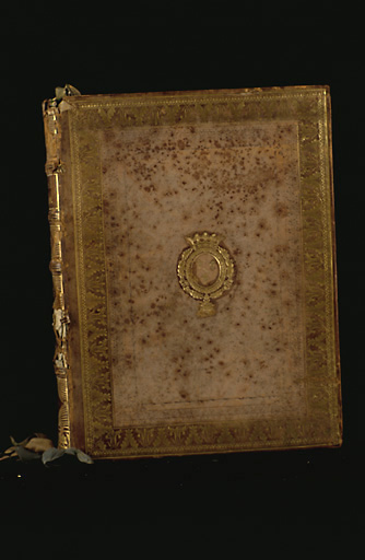 Vue d'ensemble du livre relié en cuir, daté du 18e siècle. - © Inventaire général, ADAGP