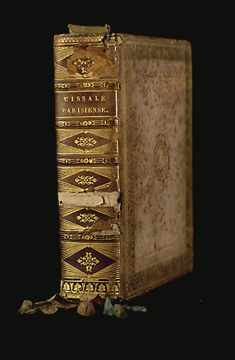 Vue du dos du livre. - © Inventaire général, ADAGP