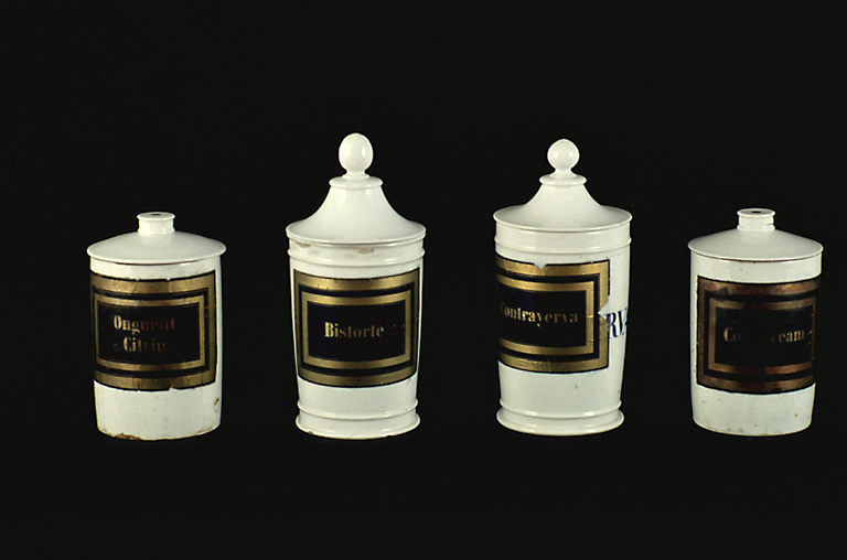 Vue d'ensemble de 4 pots en porcelaine peinte datant du 19e siècle. - © Inventaire général, ADAGP