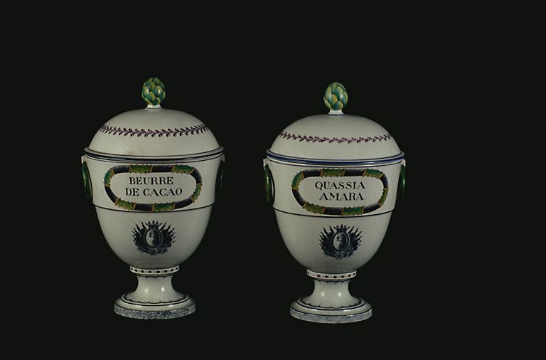 Vue de 2 pots en faënce de Lunéville, datés du 4e quart du 18e siècle. - © Inventaire général, ADAGP