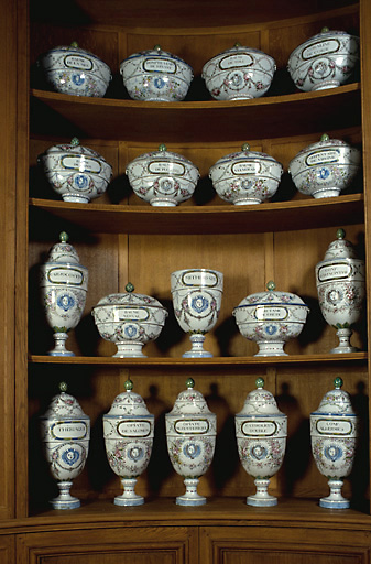 Vue d'ensemble de pots à pharmacie en faïence de Sceaux datant de 1787.