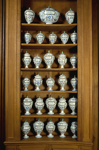 Vue d'ensemble des pots à pharmacie en faïence de Sceaux datant de 1787.