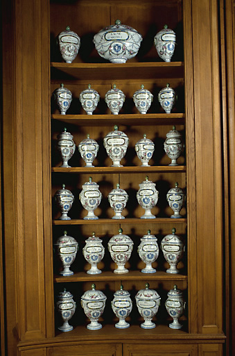 Vue d'ensemble des pots à pharmacie en faïence de Sceaux datant de 1787.