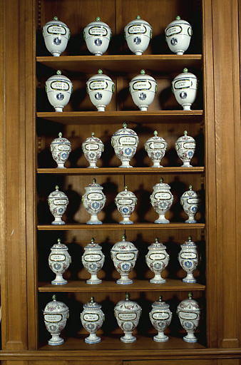 Vue de pots à pharmacie en faïence de Sceaux datant de 1787.