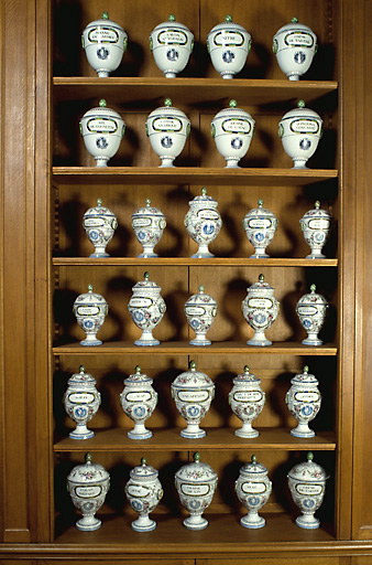 Vue de pots à pharmacie en faïence de Sceaux datant de 1787.