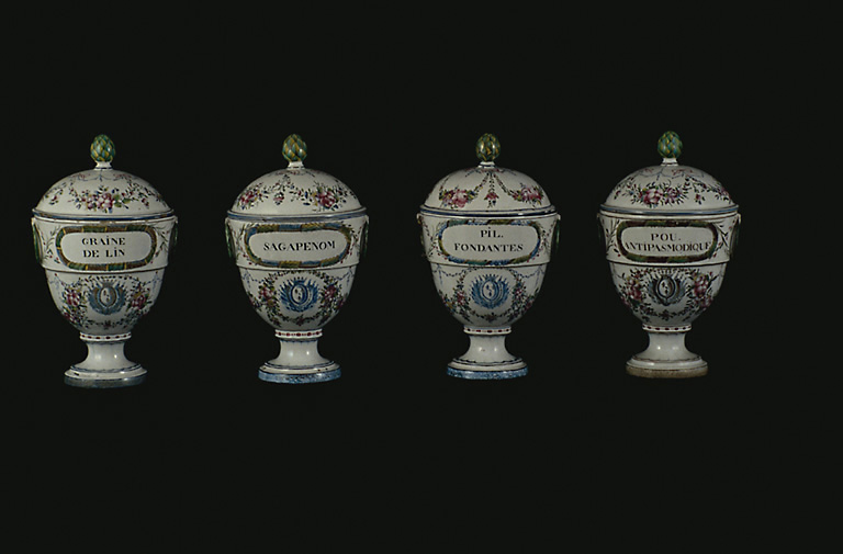 Vue de 4 pots à pharmacie en faïence de Sceaux, datant de 1786,1787.