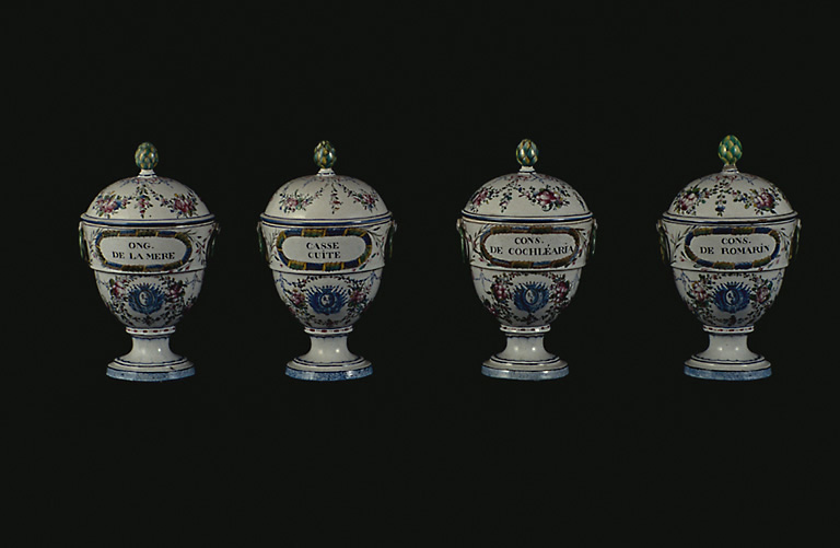 Vue de 4 pots à pharmacie en faïence de Sceaux datant de 1786, 1787.