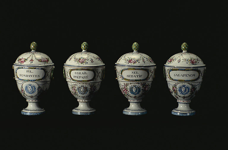 Vue de 4 pots à pharmacie en faïence de Sceaux datant de 1786,1787.