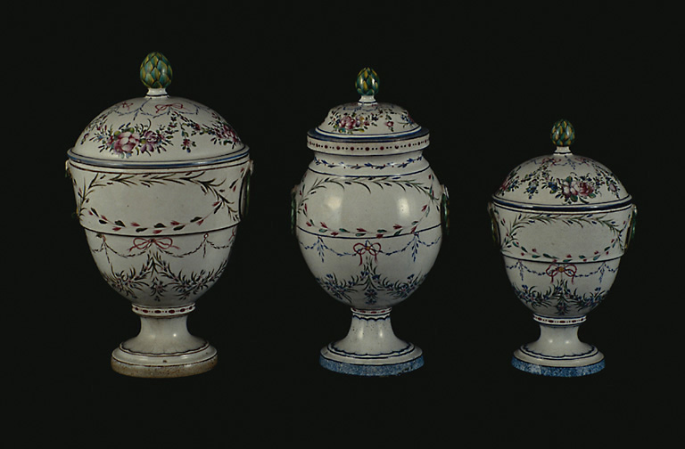 Vue de trois pots en faïence de Sceaux datés de 1786 et 1787