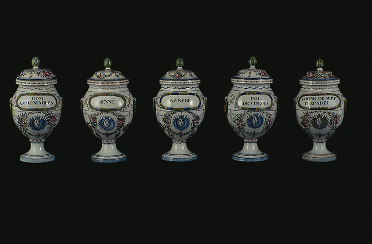 Vue de 5 pots à pharmacie en faïence de Sceaux datant de 1786,1787.