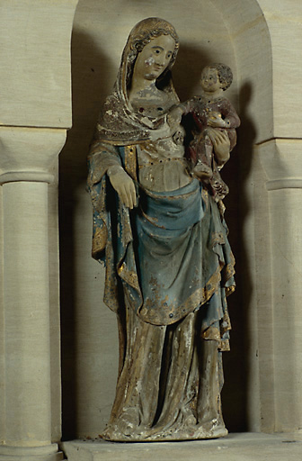 Vue d'ensemble de la statue en calcaire datant du 4e quart du 14e siècle.