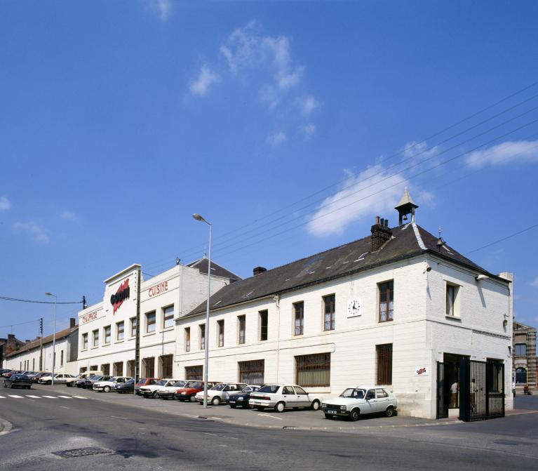 Vue d'ensemble des bâtiments administratifs depuis la rue.