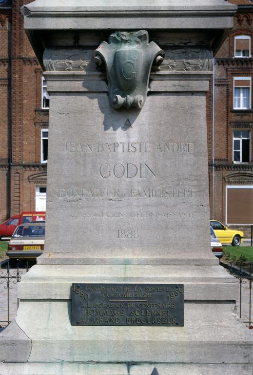 Détail de la face antérieure du socle.