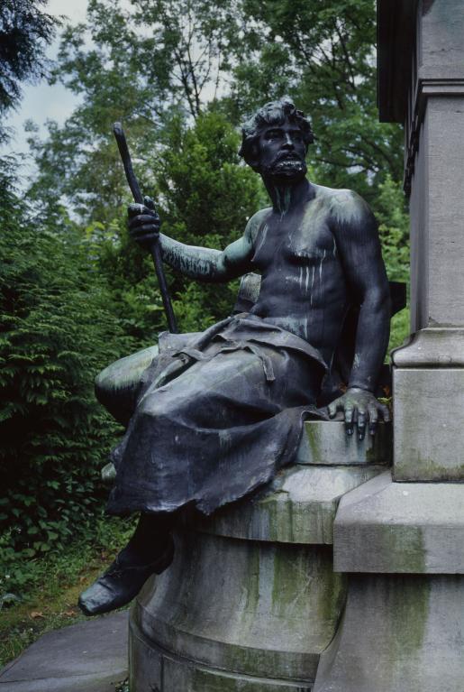 Vue de la figure représentant le Travail, placée sur le côté gauche du monument.