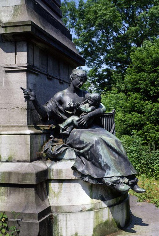 Vue de la figure représentant la Famille, placée sur le côté droit du monument.