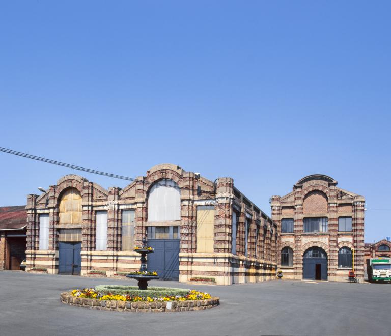 Vue extérieure de l'atelier des modèles situé en face de l'entrée de l'usine et portant la date de 1922.