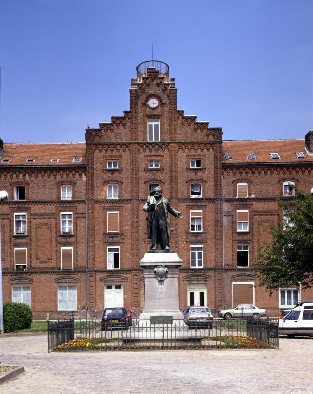 Vue générale du monument érigé sur la place centrale du Familistère.