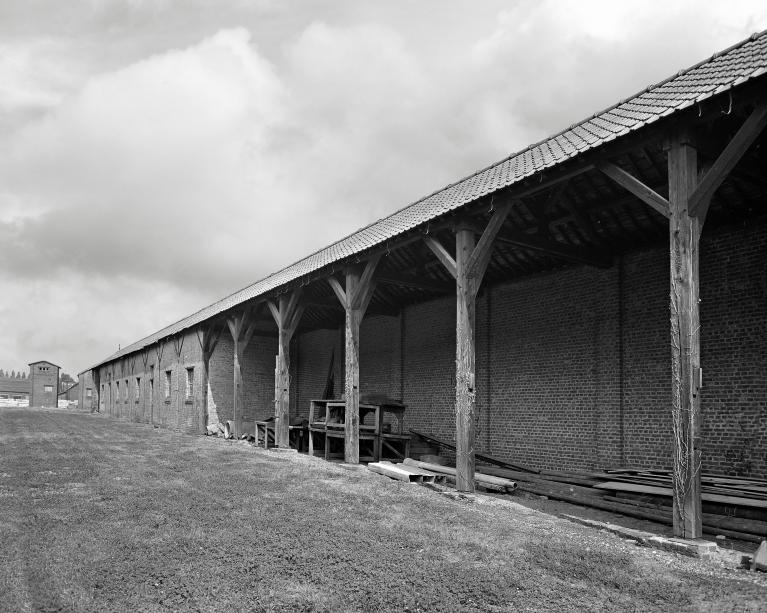 Vue d'un entrepôt et d'un hangar industriels.