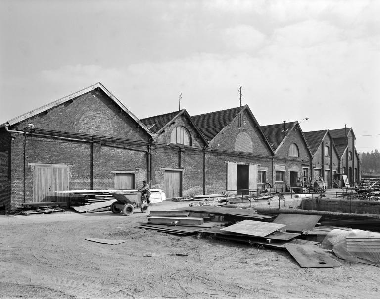 Vue extérieure des bâtiments industriels.