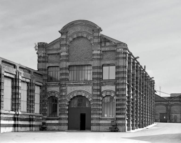 Vue extérieure du bâtiment droit de l'atelier des modèles, portant la date de 1922.