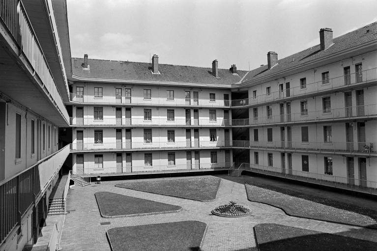 Vue de la cour-jardin intérieure.