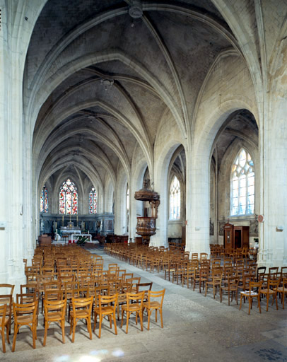 Vue générale de la nef vers le choeur.