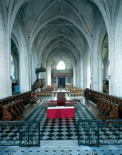 Vue générale de la nef depuis le choeur.