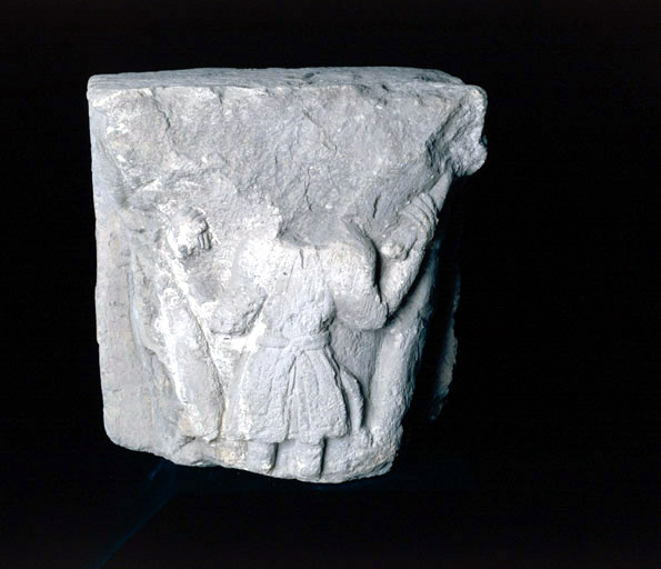 Vue de face du chapiteau 1 : le maître des animaux.