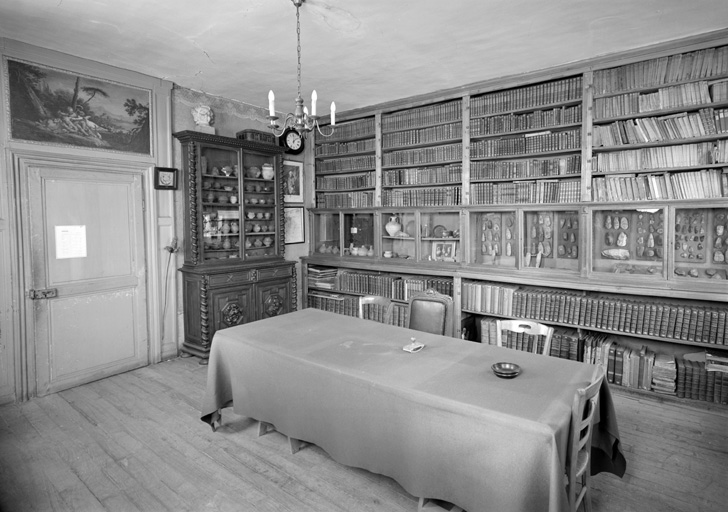 Vue d'ensemble d'une salle de réunion.