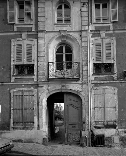 L'avant corps central sur la rue.