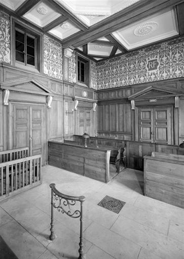 Vue d'ensemble de la salle d'audience.