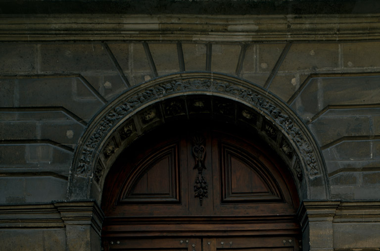 Détail du décor sculpté de la porte de la chapelle.