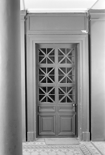 Vue d'ensemble d'une des portes intérieures.