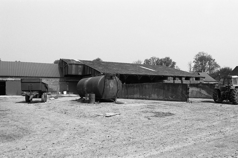 Vue de l'élévation sur cour des étables nord, accrues d'un hangar.