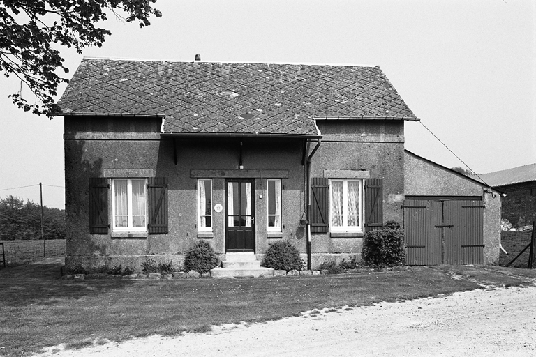 Façade d'un logement rattaché à l'exploitation agricole.