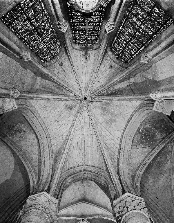 Voûtement de la chapelle axiale du chœur et de la travée correspondante du déambulatoire.