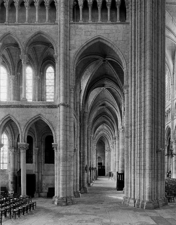 Vue du collatéral sud de la nef, depuis le croisillon sud du transept.
