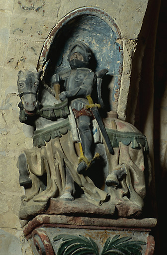 Vue d'ensemble de la statue en calcaire datant du 15e siècle.