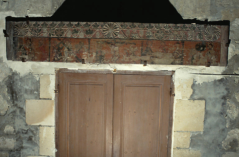 Vue d'ensemble du panneau en bois peint, datant du 13e et 14e siècles, surmonté d'une frise en bois peint, 12e siècle.