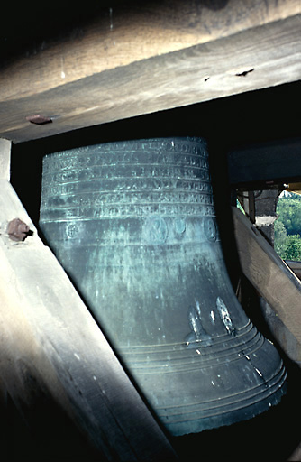 Vue d'ensemble de la cloche, en bronze, portant la date de 1617. - © Inventaire général, ADAGP