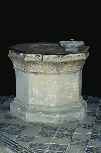 Vue d'ensemble des fonts baptismaux en calcaire, datant du 13e siècle.