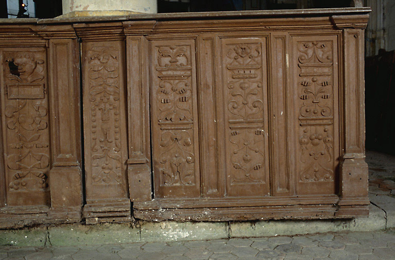 Vue partielle du 1er ensemble de la clôture de choeur en chêne, datant du 1er quart du 16e siècle.