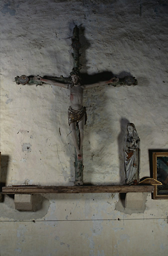 Vue d'ensemble du Christ en croix, en chêne (?), datant de la fin du 15e ou du début du 16e siècle.