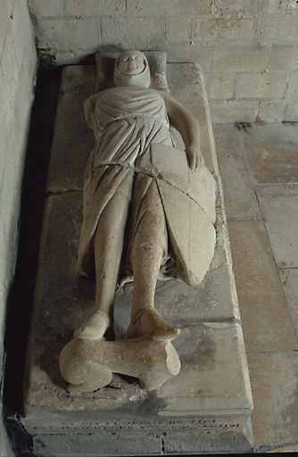 Vue d'ensemble du gisant en calcaire datant du 4e quart du 12e siècle.