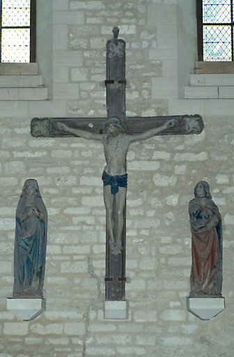 Vue d'ensemble du Christ en croix, en chêne (?), datant du 16e siècle.