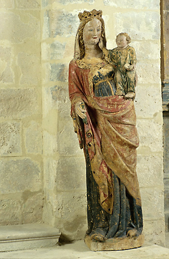 Vue d'ensemble de la statue en calcaire datant du 1er quart du 14e siècle.